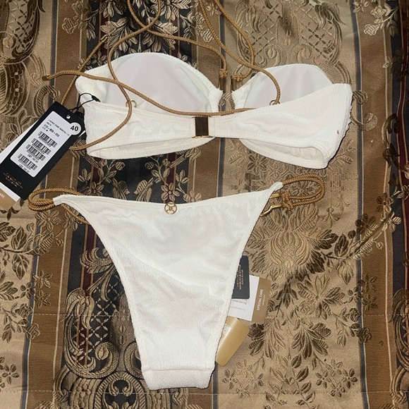 Bikini - Picture 10 of 10